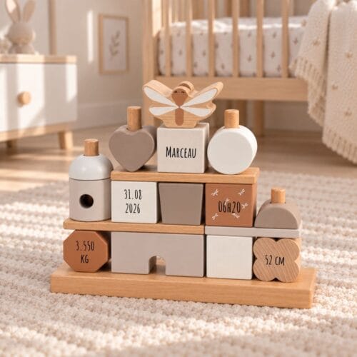 Maison à empiler personnalisée en bois, coloris beige – prénom gravé sur la façade