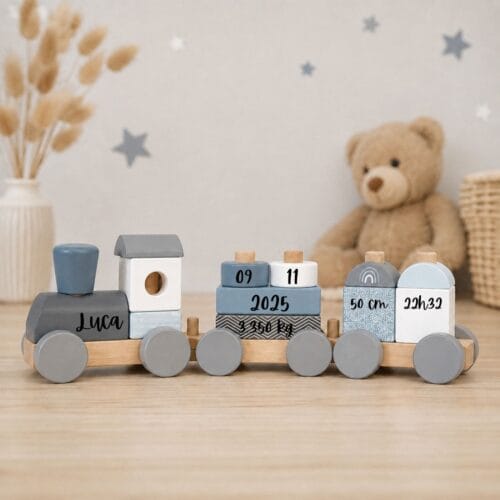 Train en bois personnalisé bleu, gris et blanc avec prénom et informations de naissance