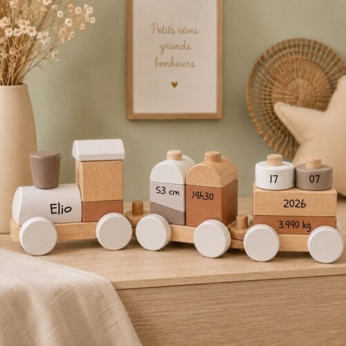 Train en bois personnalisé beige avec prénom, date, heure, poids et taille inscrits sur les blocs