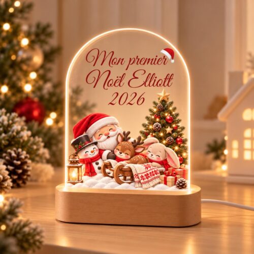 Veilleuse Mon premier Noël Père Noël personnalisée avec prénom et année, allumée près d'un sapin