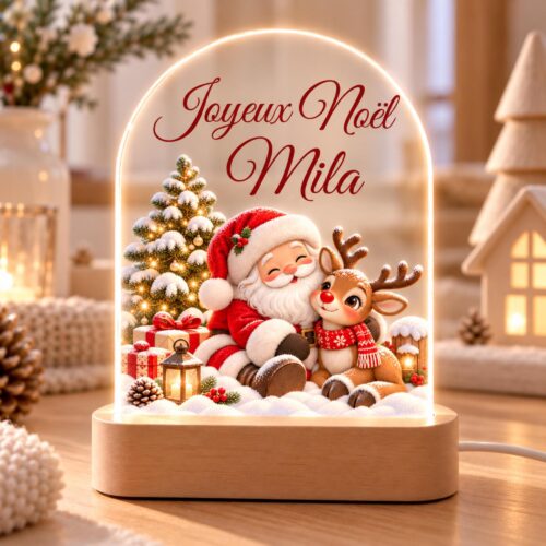 Veilleuse Joyeux Noël Père Noël et renne personnalisée avec prénom, allumée près d'un sapin