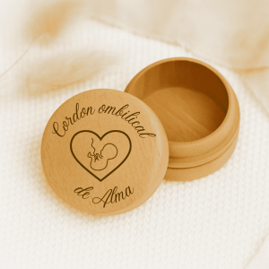 Boîte à cordon ombilical personnalisée avec le prénom Alma, en bois gravé, présentée ouverte sur une texture crème douce.